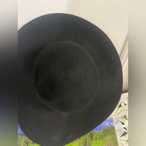 Women’s wide brimmed black sunhat. Good condition.